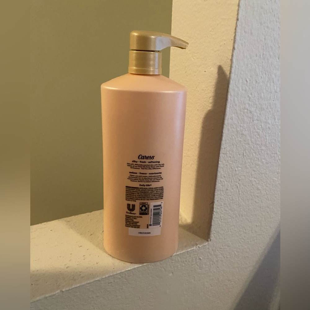 Caress Daily Silk White Peach & Orange Blossom Body Wash. 24.5 0Z. New. Two - Picture 2 of 5